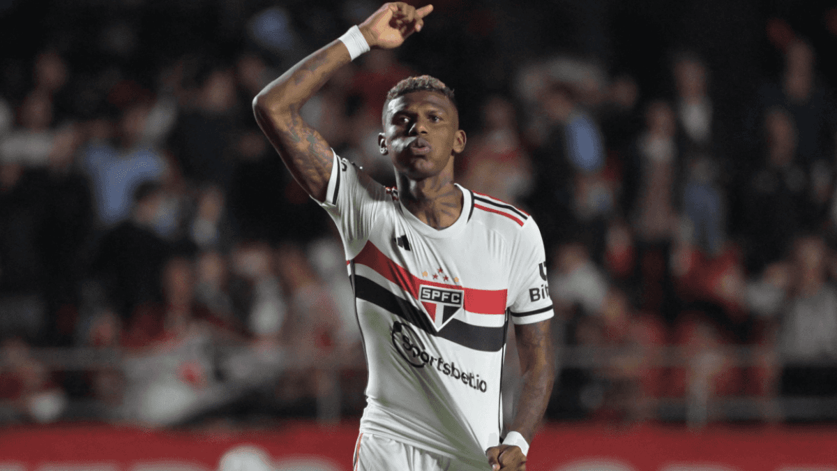Robert Arboleda presenció el duelo de Atlético FC y 22 de Julio en Guayaquil mientras espera definición sobre su futuro en Sao Paulo