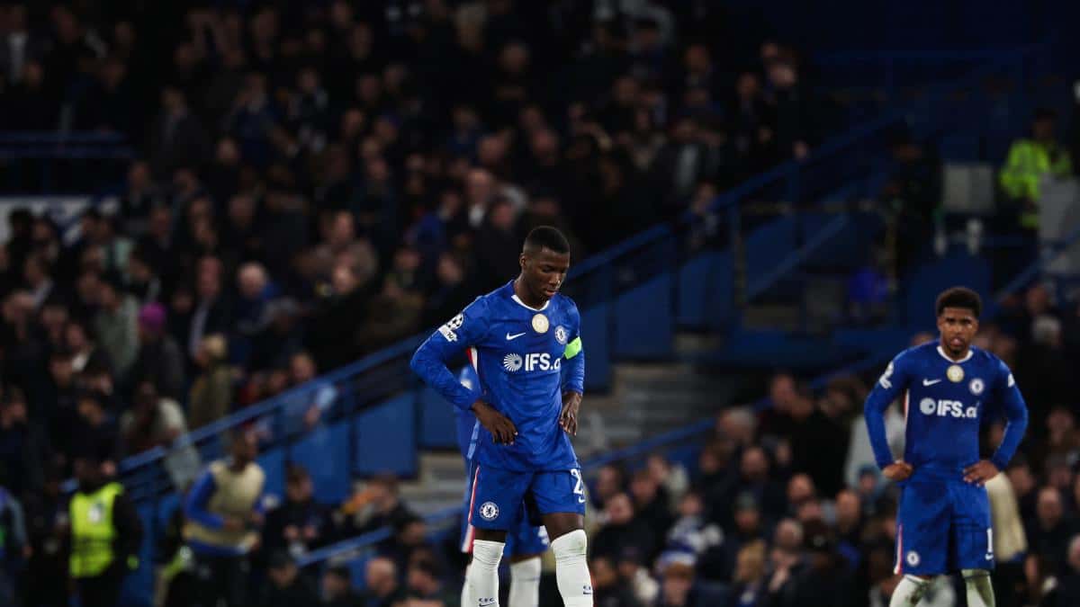 Liam Rosenior elogia a Moisés Caicedo y lo define como uno de los mejores mediocampistas defensivos