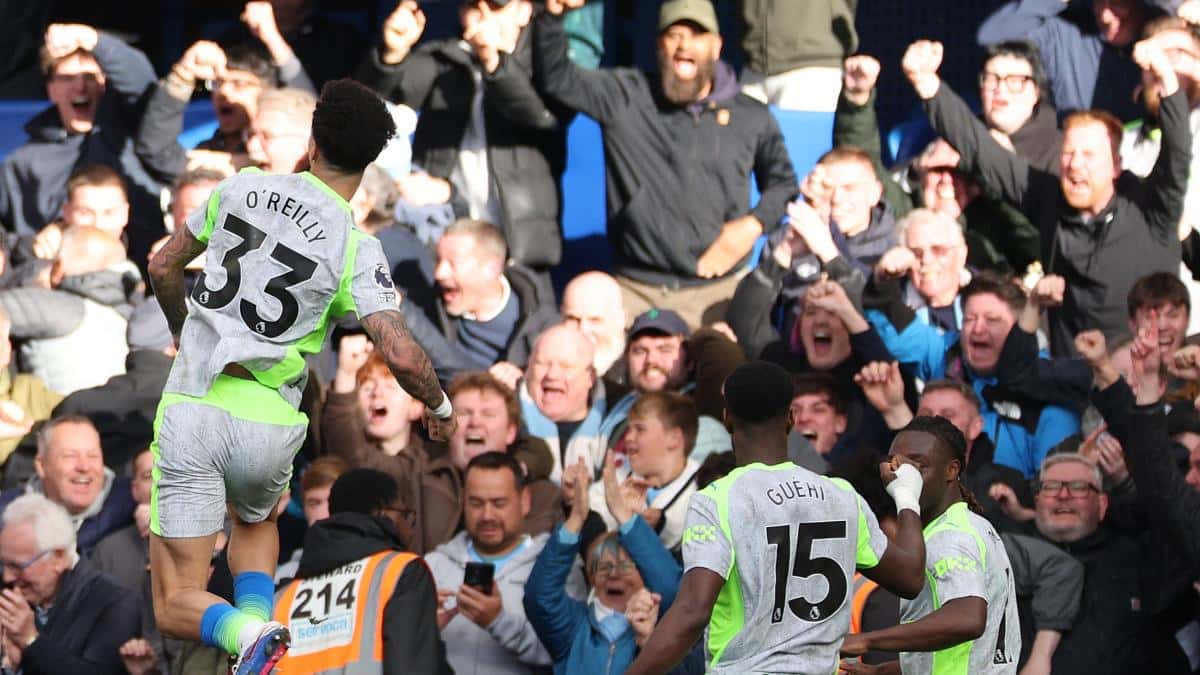 Manchester City vence 3-0 al Chelsea y aprieta la lucha por la Premier League