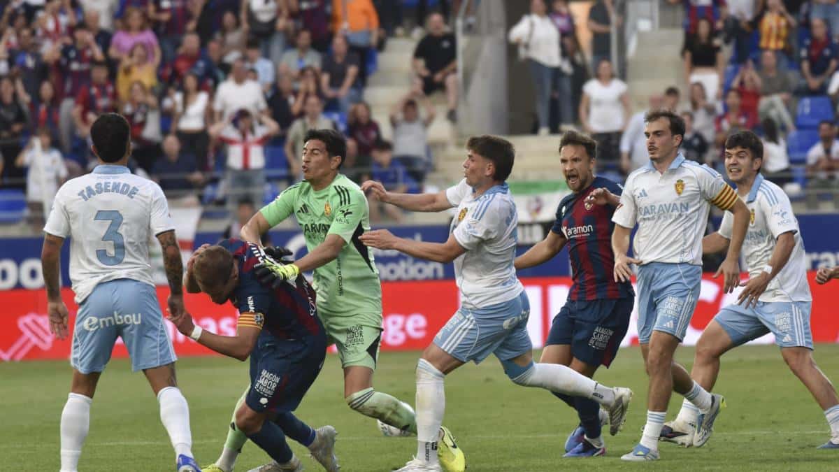 Esteban Andrada pide disculpas tras su expulsión con un puñetazo a Jorge Pulido en el Huesca-Zaragoza