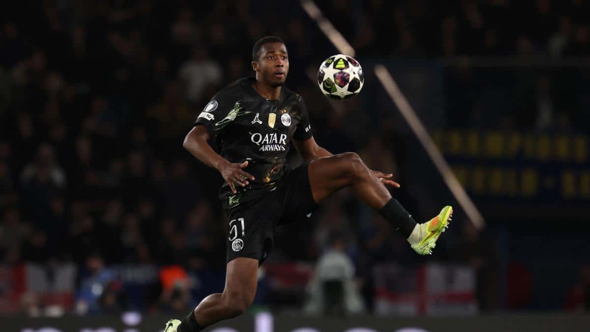 Willian Pacho fue homenajeado por sus 100 partidos con el París Saint-Germain