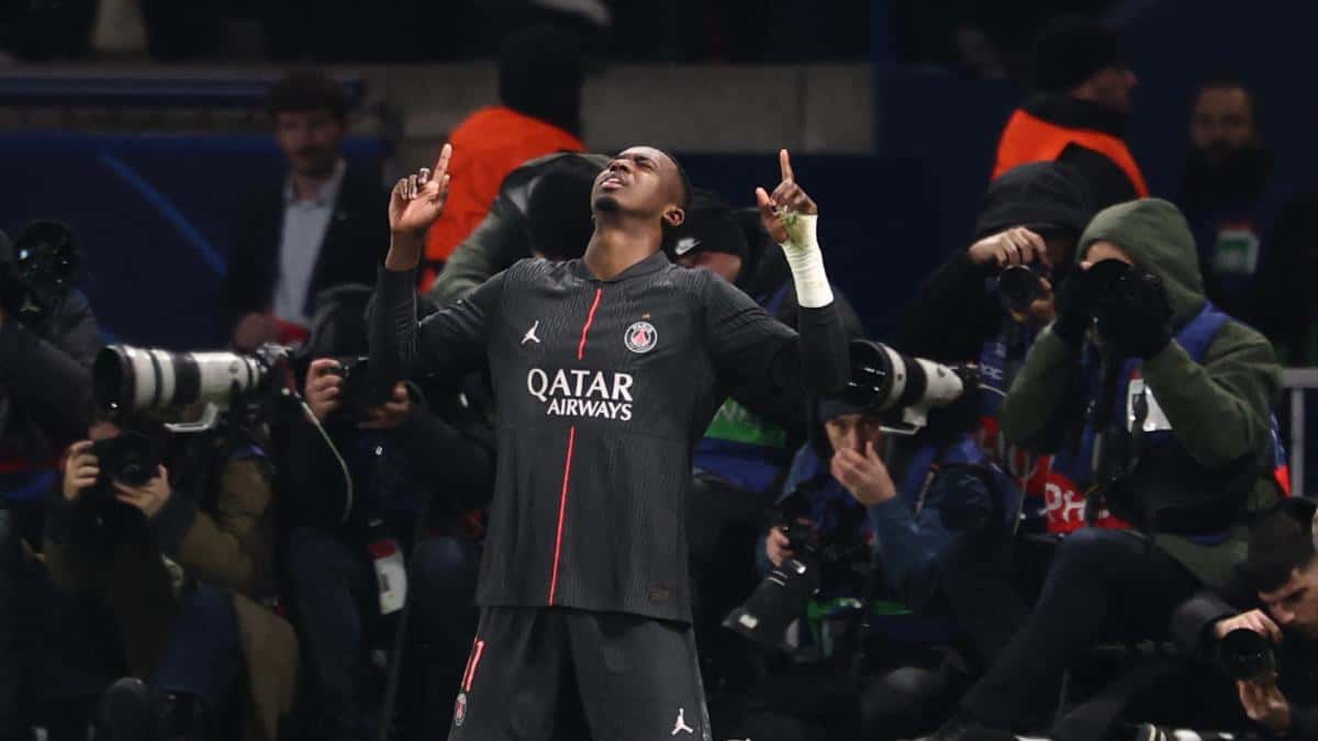 Willian Pacho integra el 11 ideal de la Ligue 1 2025-2026