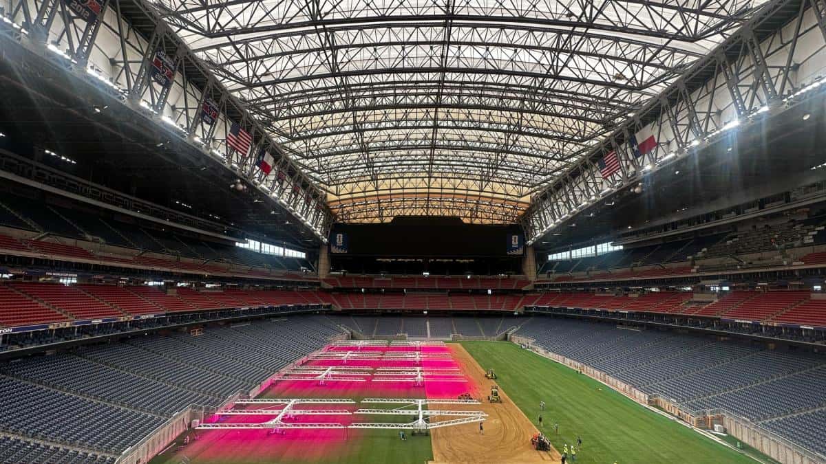 El Mundial 2026 presenta un césped con tono fucsia por el uso de luces de crecimiento en los estadios
