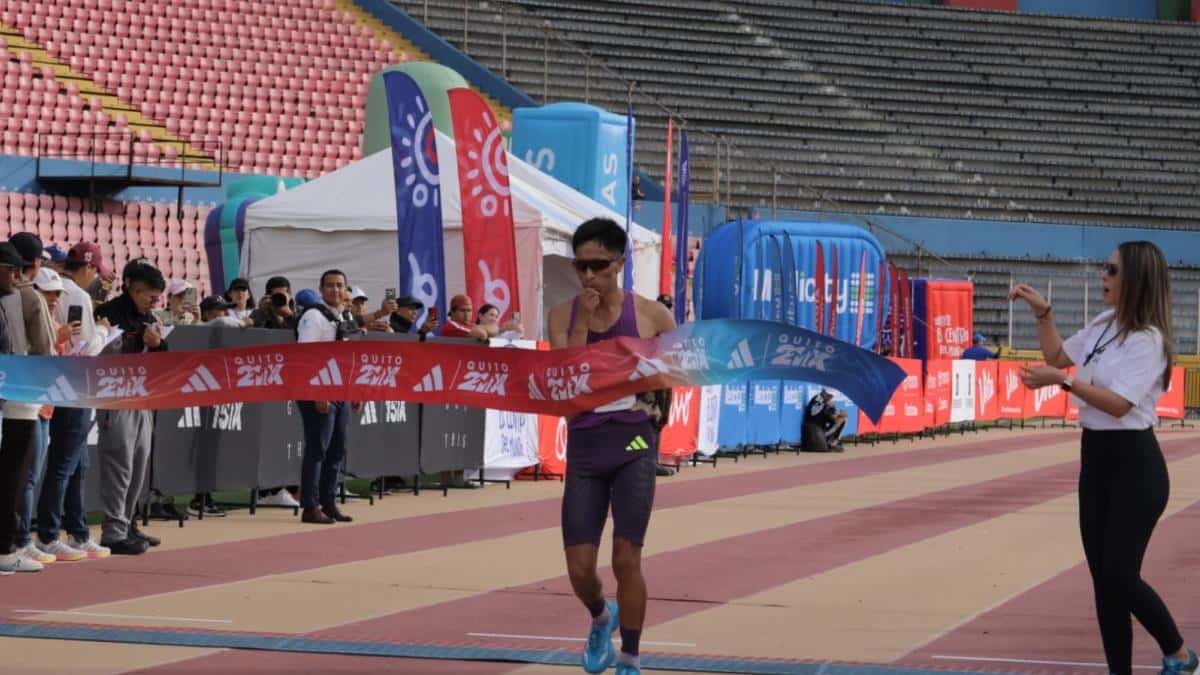 René Champi gana la Media Maratón de Quito 2026 y entra en solitario al estadio Olímpico Atahualpa