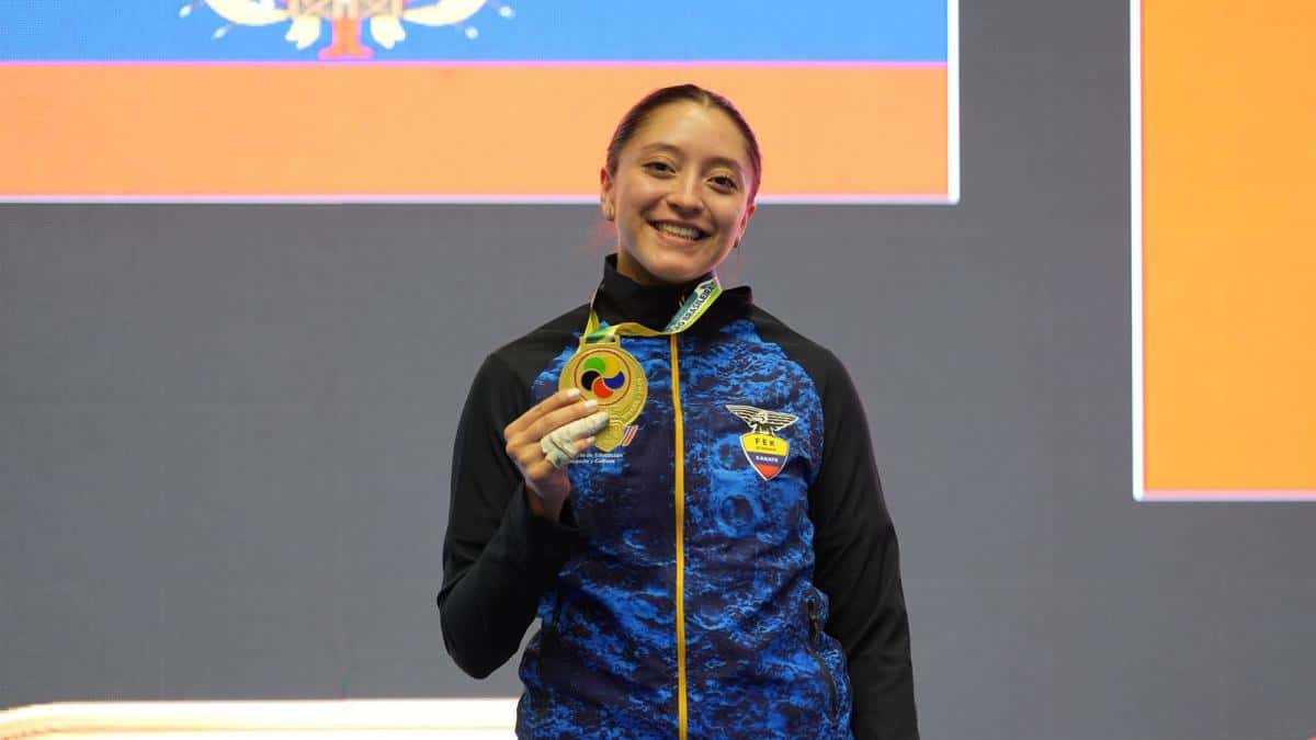 Amy López logra el título Panamericano Sub 21 de karate en Macaé