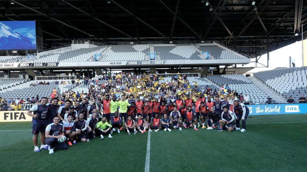 Aficionados ecuatorianos acompañaron el entrenamiento de la Selección en Columbus