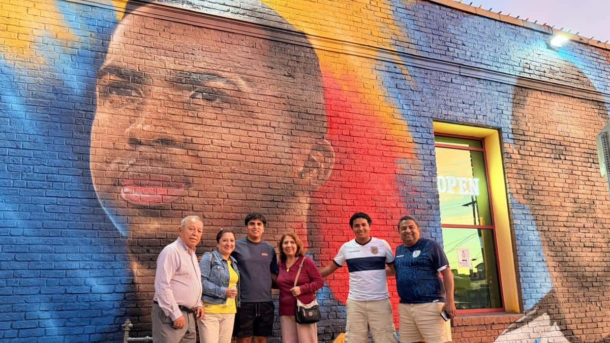 Homenaje en Kansas: el mural de Willian Pacho junto a Lionel Messi atrae a hinchas ecuatorianos en Kansas City