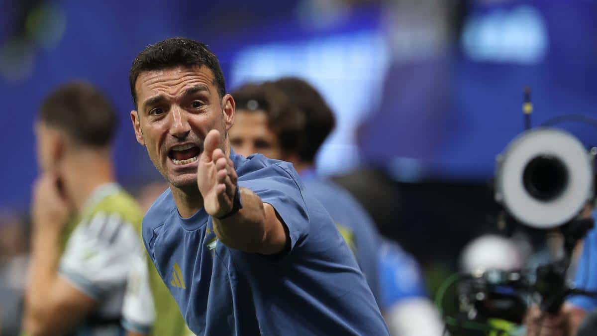 La emoción de Lionel Scaloni rompió el protocolo FIFA tras el triunfo de Argentina ante Egipto