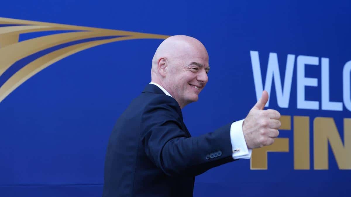 Andy Burnham arremete contra Gianni Infantino y cuestiona su liderazgo en la FIFA