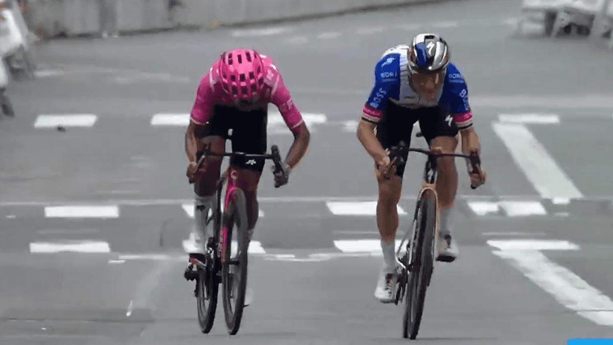 Richard Carapaz finaliza segundo en la Clásica de San Sebastián, superado por Remco Evenepoel en el sprint final
