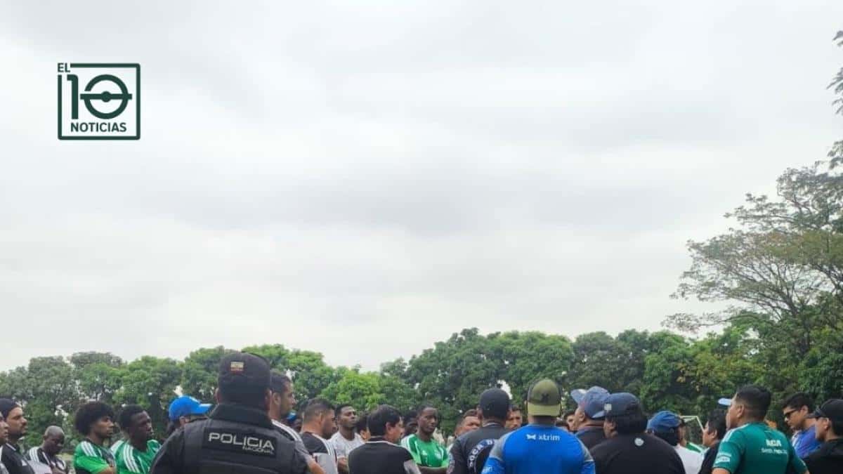 Aficionados de Emelec interrumpen el entrenamiento en Los Samanes para pedir una reacción