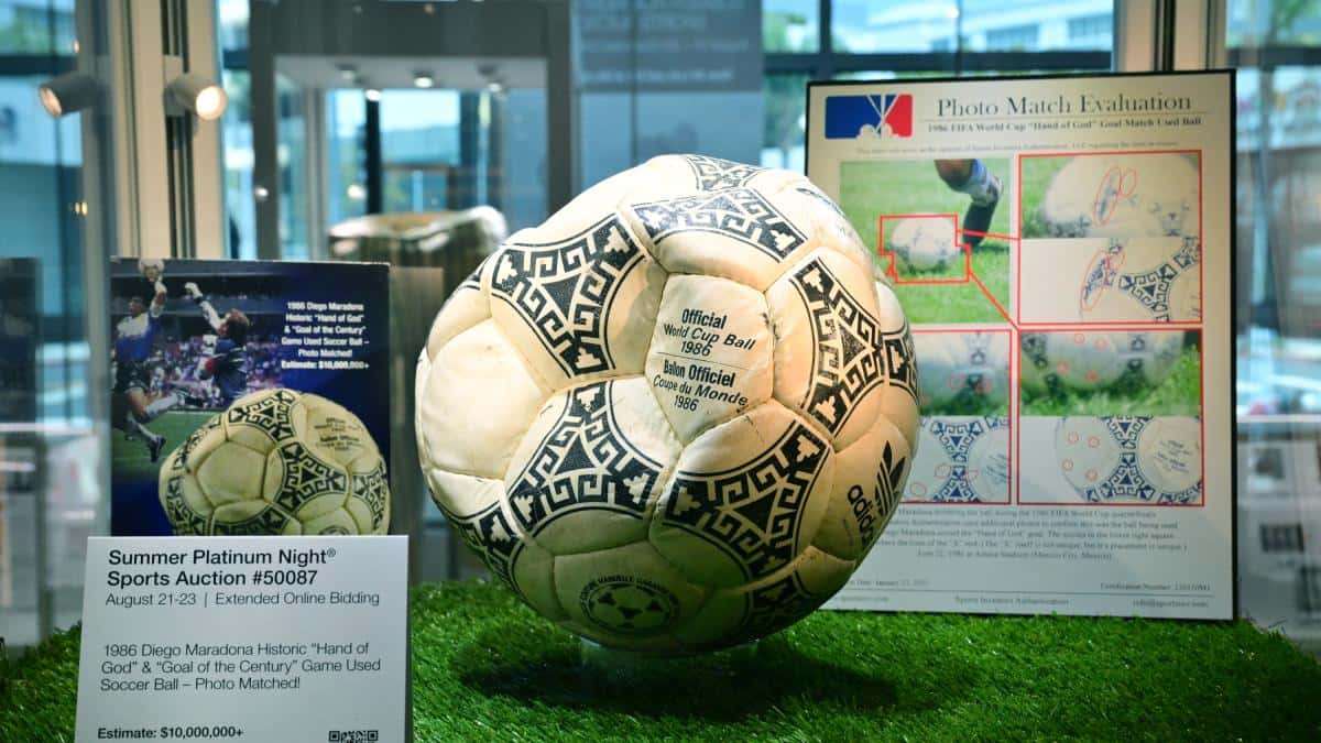 Heritage Auctions subastará en EE.UU. el balón de la célebre “Mano de Dios” de Diego Maradona