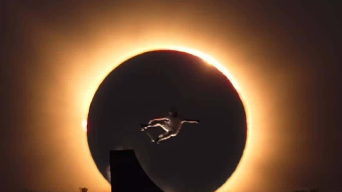 Danny León inmortaliza el eclipse solar con un arriesgado truco en patineta