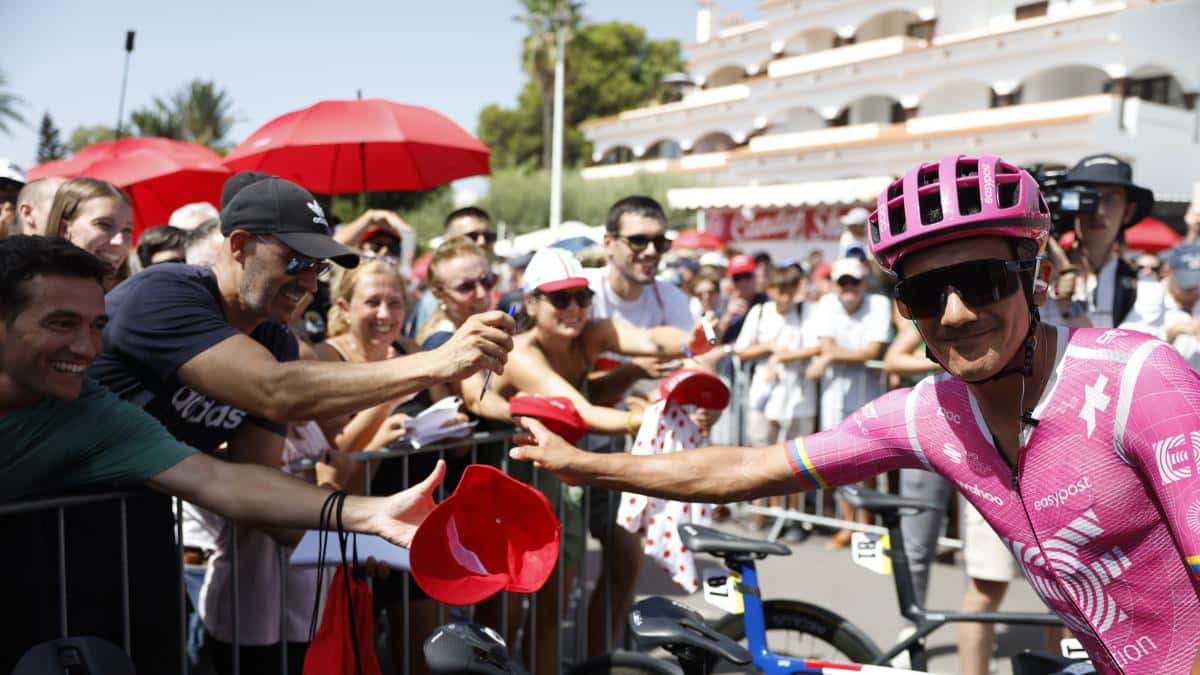 Con la baja de Tadej Pogacar, Richard Carapaz tiene un camino abierto hacia la Vuelta a España 2026