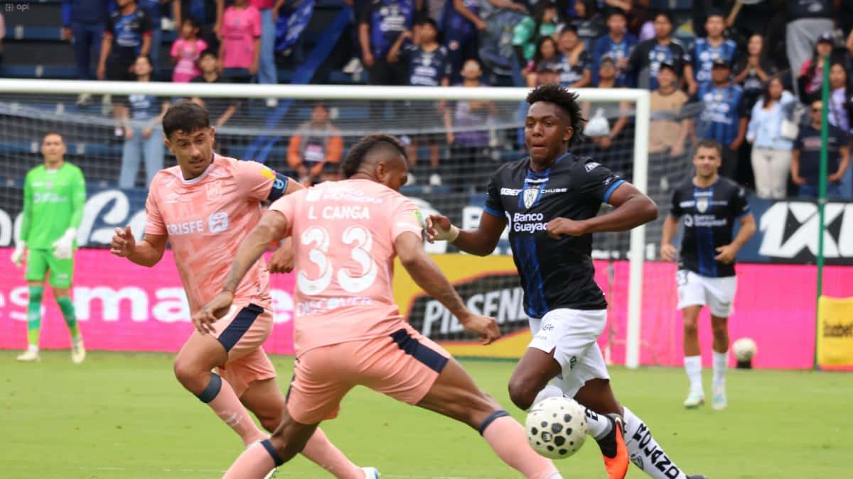 Independiente del Valle y Universidad Católica empatan 2-2 en un partido de goles y frenan rachas