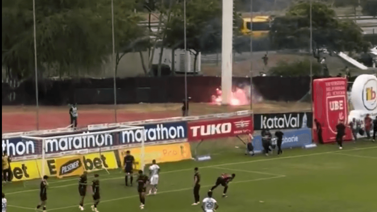 Incidentes con pirotecnia en el estadio Christian Benítez Betancourt durante el duelo entre Guayaquil City y Liga de Quito