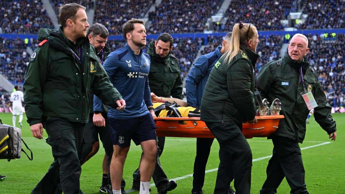 Chelsea gana 2-0 al Everton, pero Emiliano 'Dibu' Martínez queda lesionado tras un choque de cabezas