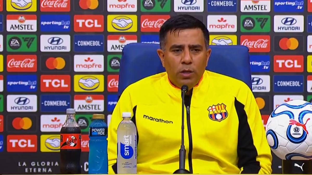 César Farías estalla con un periodista tras la derrota de Barcelona SC ante Boca Juniors
