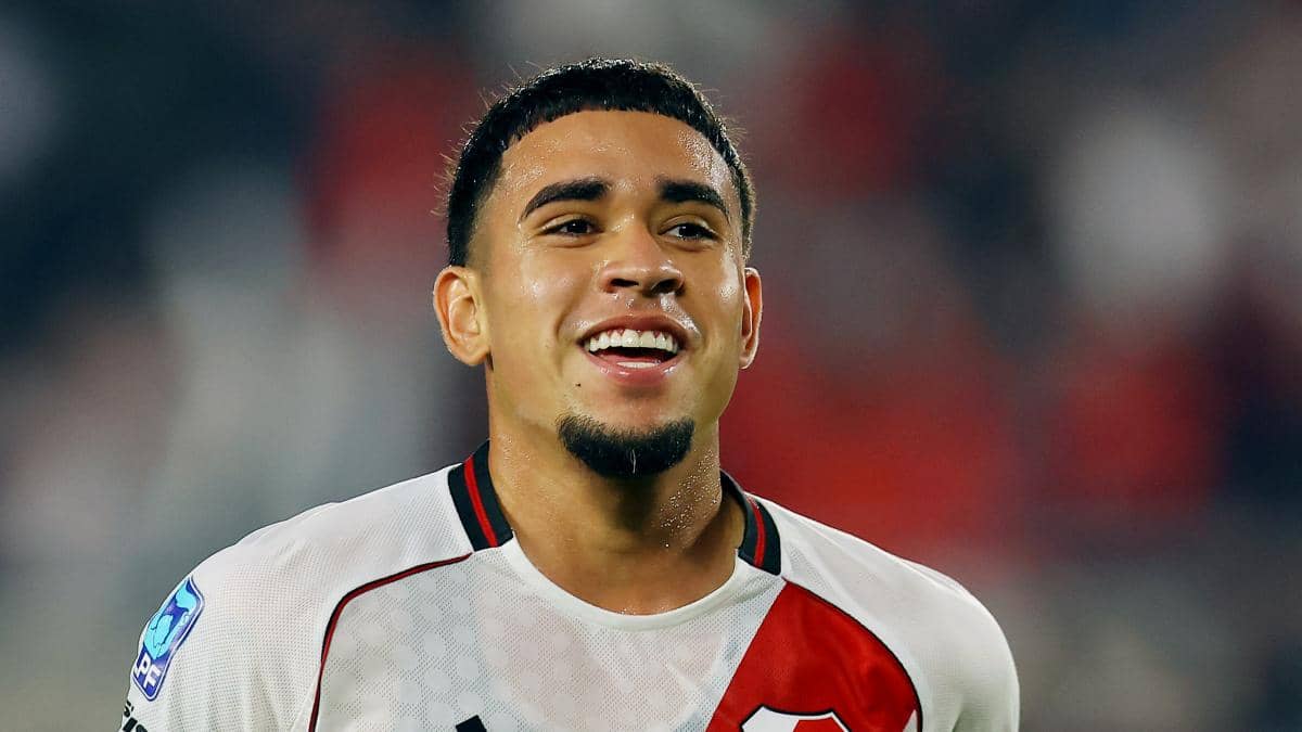 Coudet consoló a Kendry Páez tras el penal fallado en la clasificación de River ante San Lorenzo