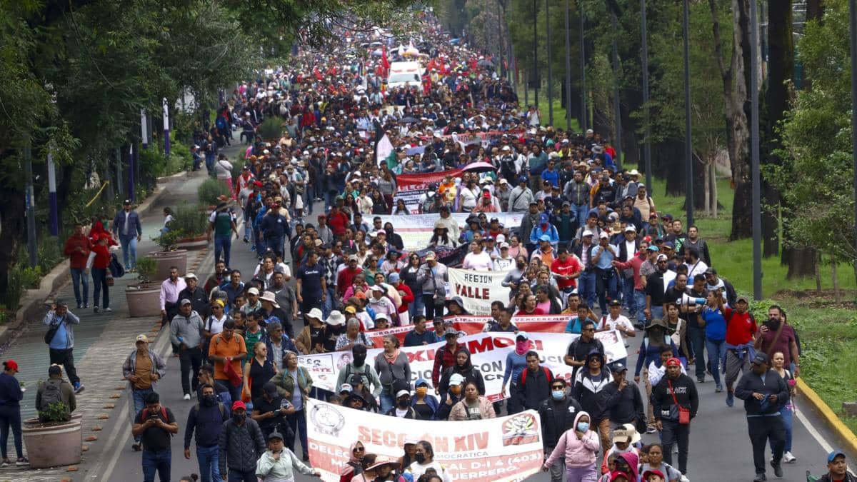 Maestros bloquean el acceso al estadio Azteca en Ciudad de México, a dos días del Mundial 2026