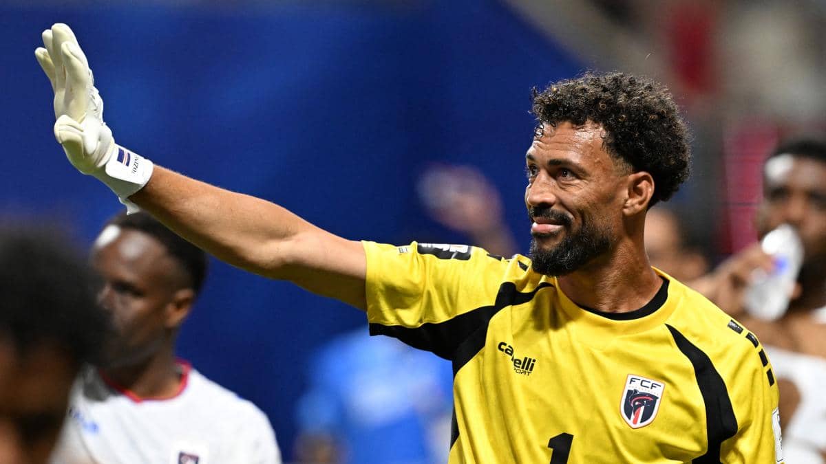 Vozinha llega a Chile y se suma a Colo Colo por seis meses