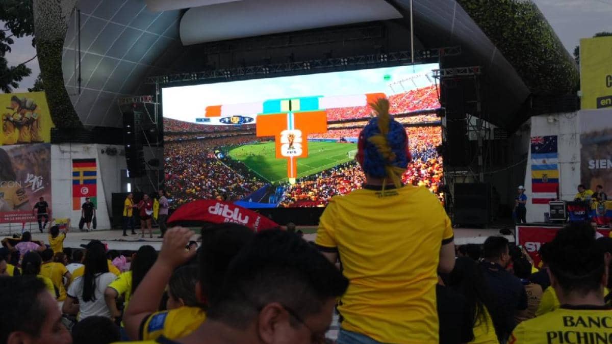 Aficionados de Ecuador se congregan en la pantalla gigante del Parque Samanes para el duelo ante Curazao