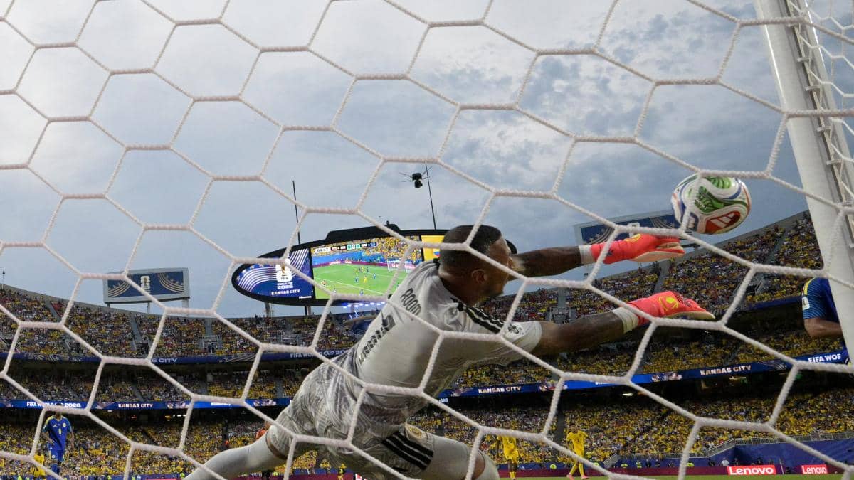 Eloy Room se convirtió en el gran muro de Curazao ante Ecuador y quedó a una atajada del récord mundial