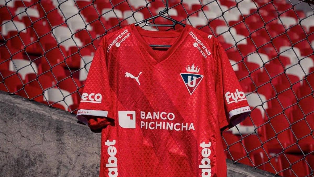 Liga de Quito presenta su camiseta conmemorativa por los 18 años del título de la Copa Libertadores