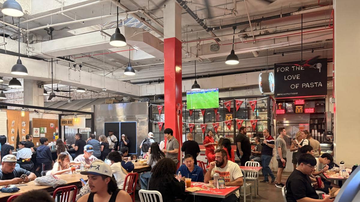 Grand Central Market se convierte en el gran punto de encuentro futbolero del Mundial en Los Ángeles