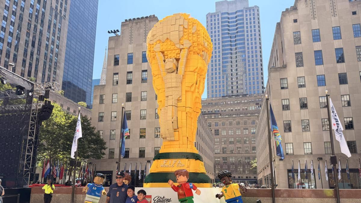 El Fan Village de la FIFA transforma el Rockefeller Center: la Copa de Lego gigante marca el pulso del Mundial 2026