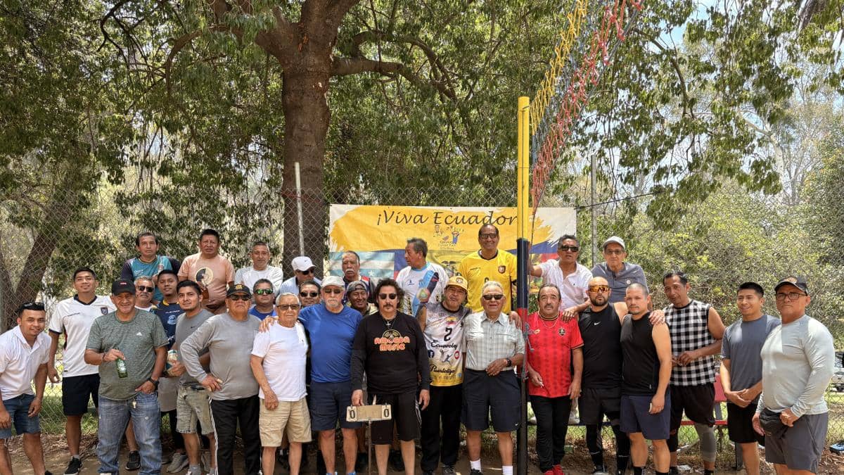 En Elysian Park de Los Ángeles, la comunidad ecuatoriana mantiene viva el ecuavoley desde 1963
