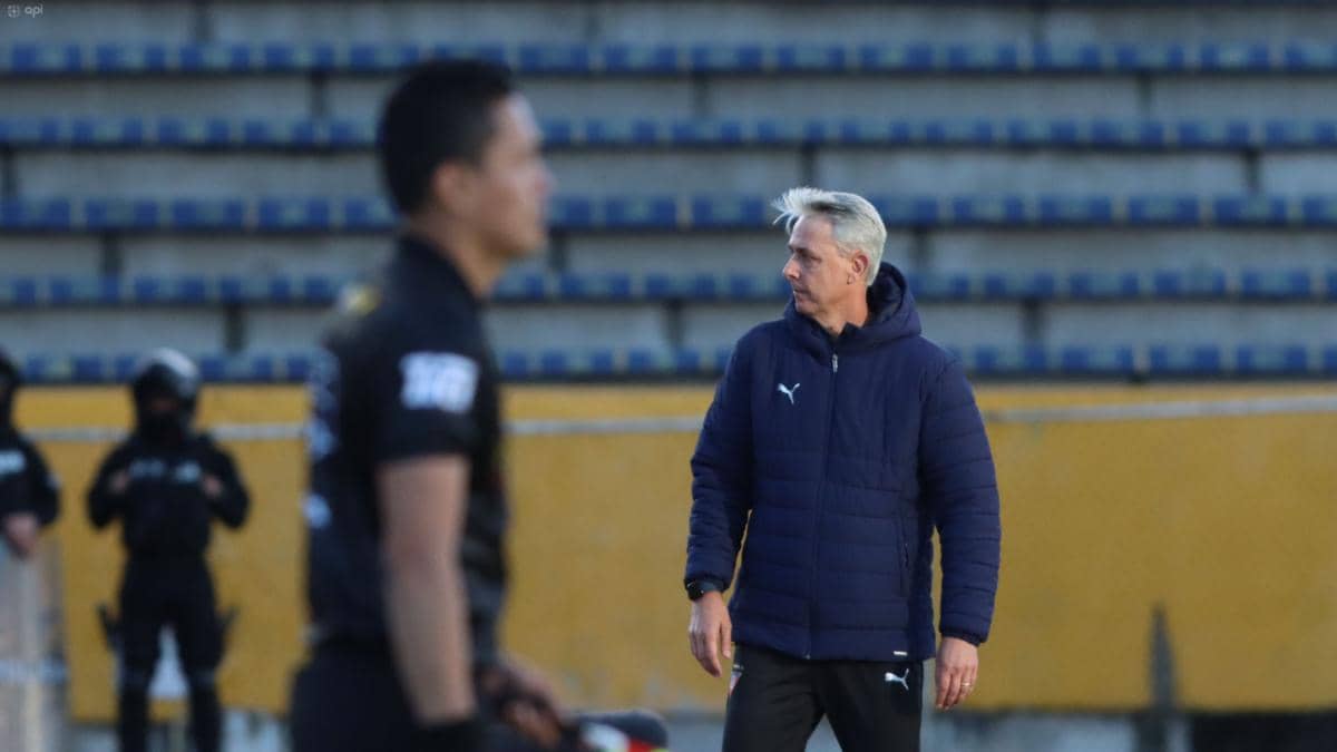 Liga de Quito cae ante Universidad Católica y Tiago Nunes rechaza dimitir