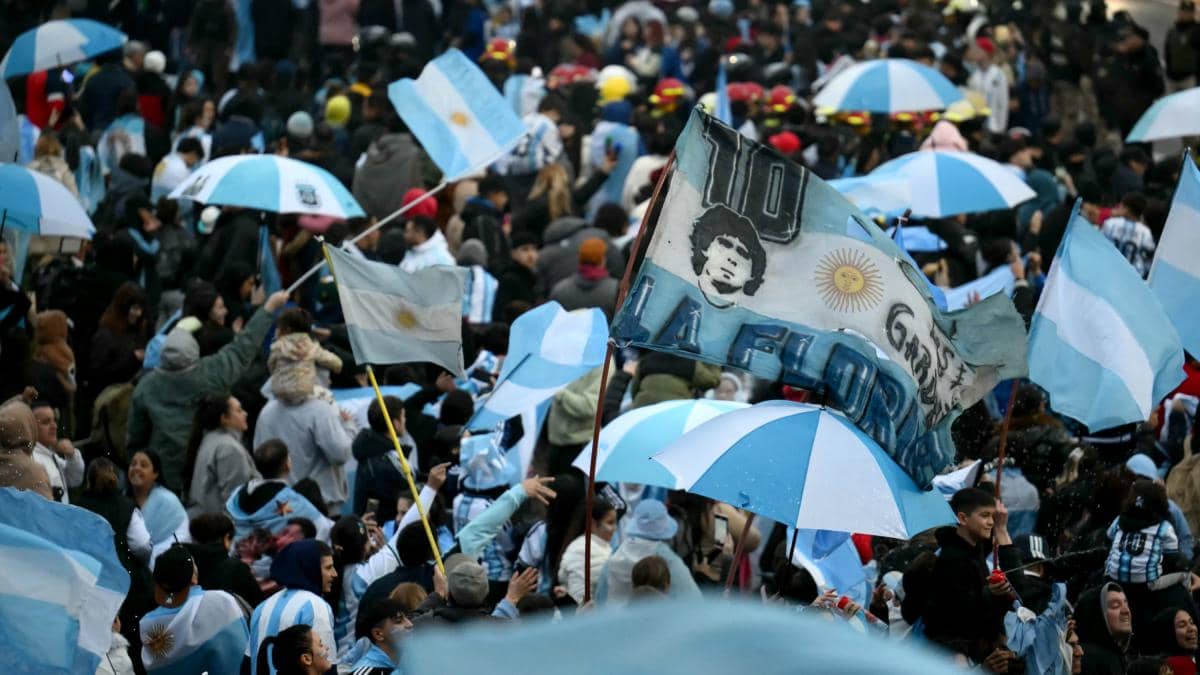 La selección argentina vuelve a Buenos Aires y recibe el apoyo de los hinchas sin Lionel Messi