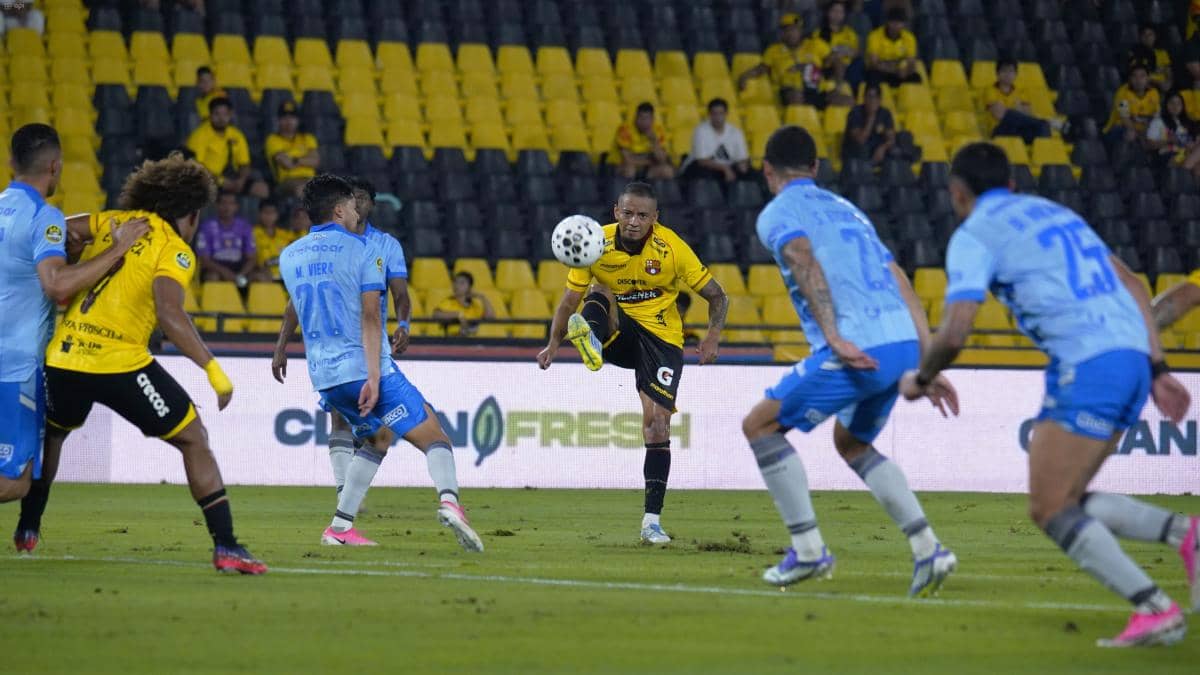 Hinchas de Barcelona SC protagonizaron incidentes e intentaron invadir el campo en la derrota ante Macará