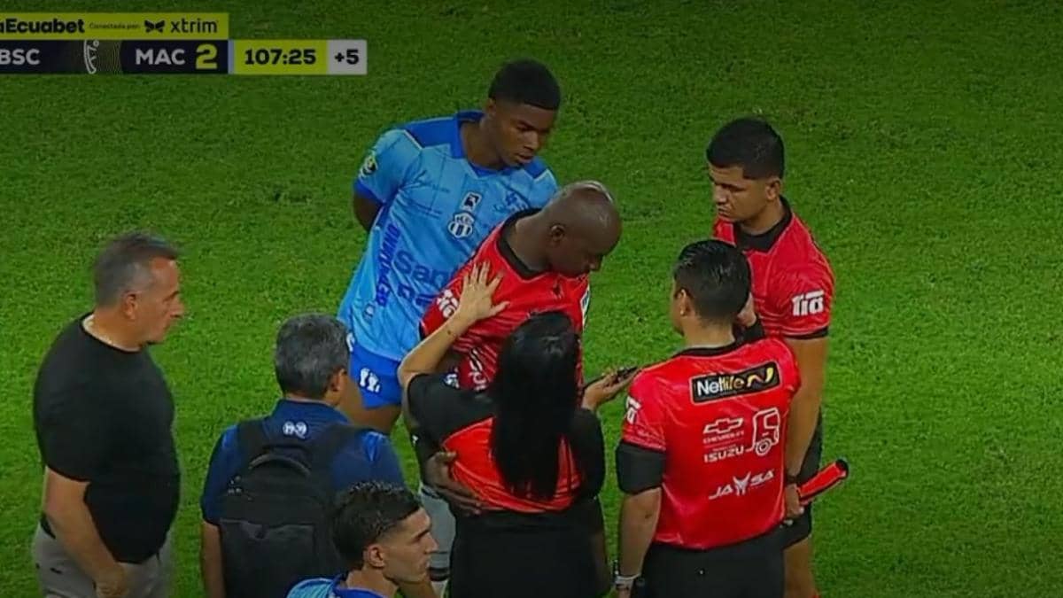 Augusto Aragón recibió un objeto similar a un celular durante los incidentes entre Barcelona SC y Macará