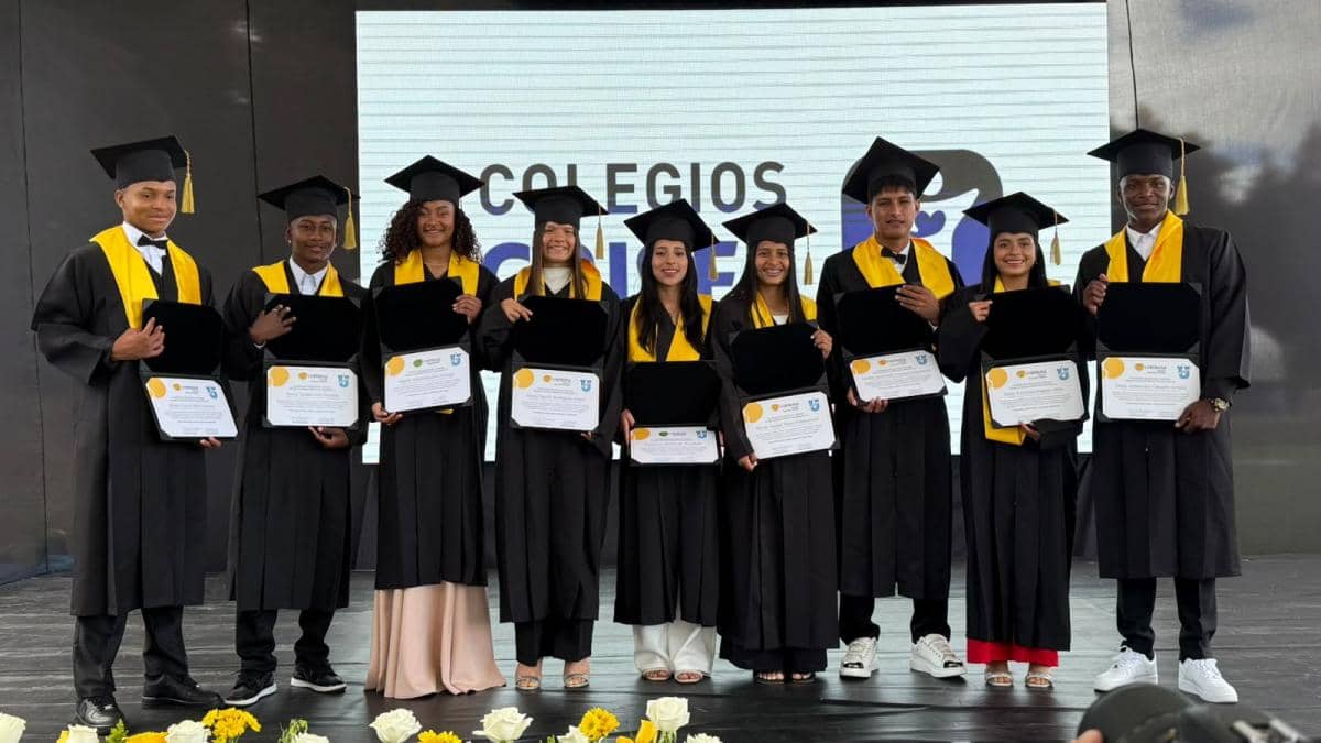 Universidad Católica celebra la graduación de 11 jóvenes de sus formativas con apoyo educativo