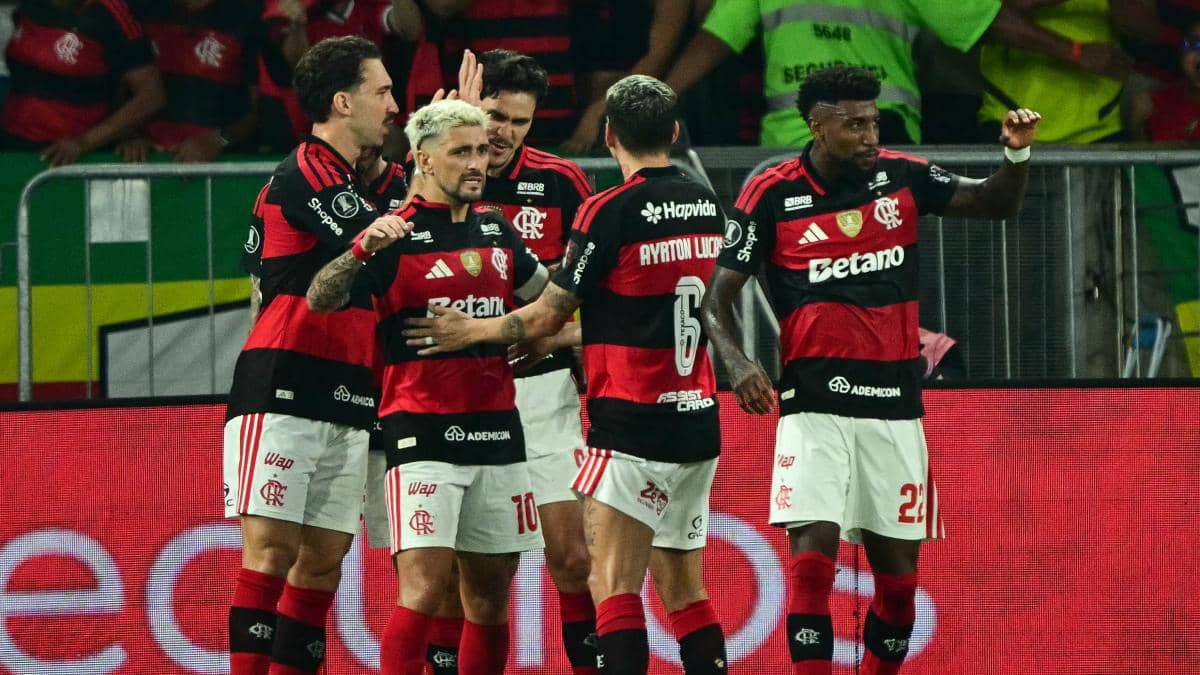 Flamengo llegó a Quito con Anthony Valencia y Gonzalo Plata para el partido de ida ante Independiente del Valle
