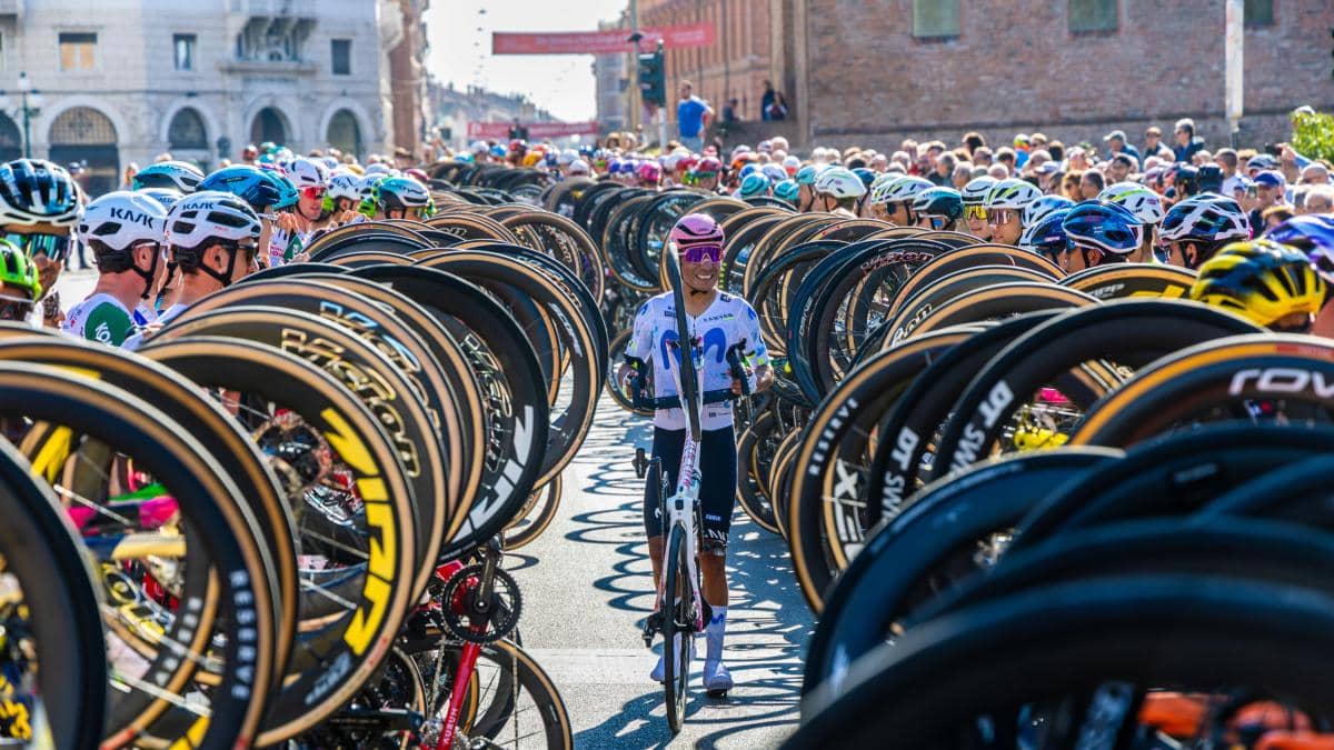 El pelotón del Giro a Emilia rinde homenaje a Nairo Quintana en su despedida