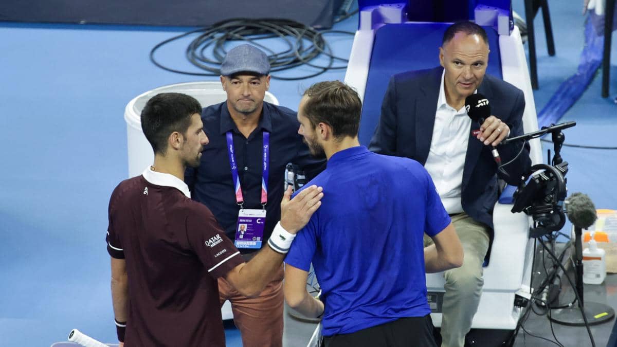 Medvedev es descalificado en Pekín por impactar a un espectador y Djokovic avanza a la final