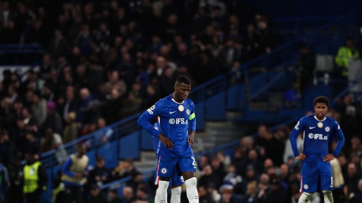Liam Rosenior elogia a Moisés Caicedo y lo define como uno de los mejores mediocampistas defensivos