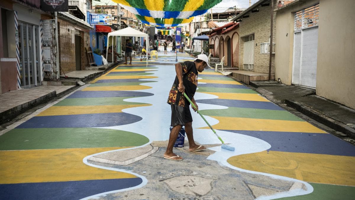 Brasil se prepara para el Mundial 2026 con banderas pintadas y tradiciones barriales