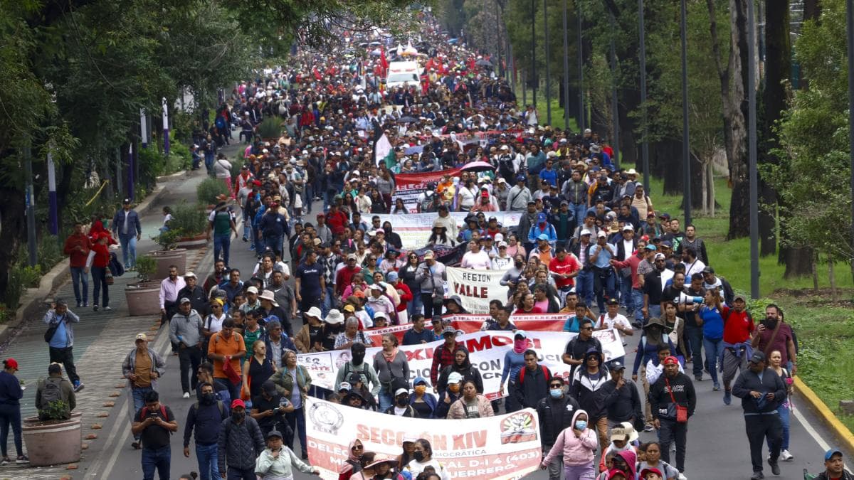 Maestros bloquean el acceso al estadio Azteca en Ciudad de México, a dos días del Mundial 2026