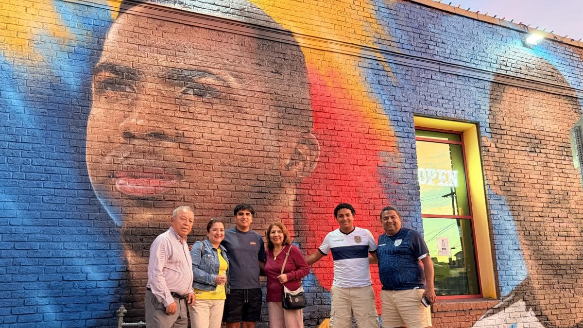 Homenaje en Kansas: el mural de Willian Pacho junto a Lionel Messi atrae a hinchas ecuatorianos en Kansas City