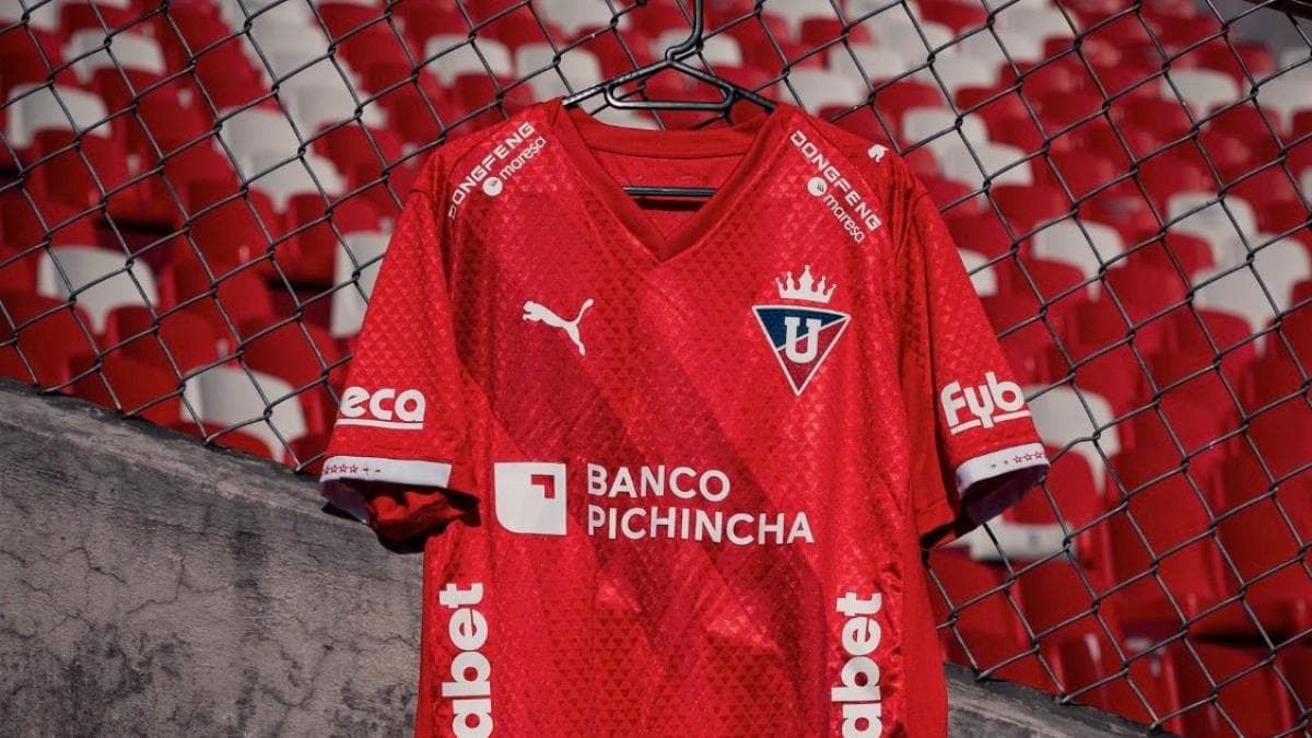 Liga de Quito presenta su camiseta conmemorativa por los 18 años del título de la Copa Libertadores