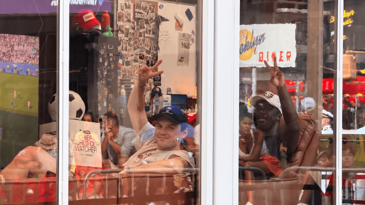 Austin Franklin y Kevin Akoto: el premio de USD 50.000 por seguir los 104 partidos del Mundial desde una cabina en Times Square