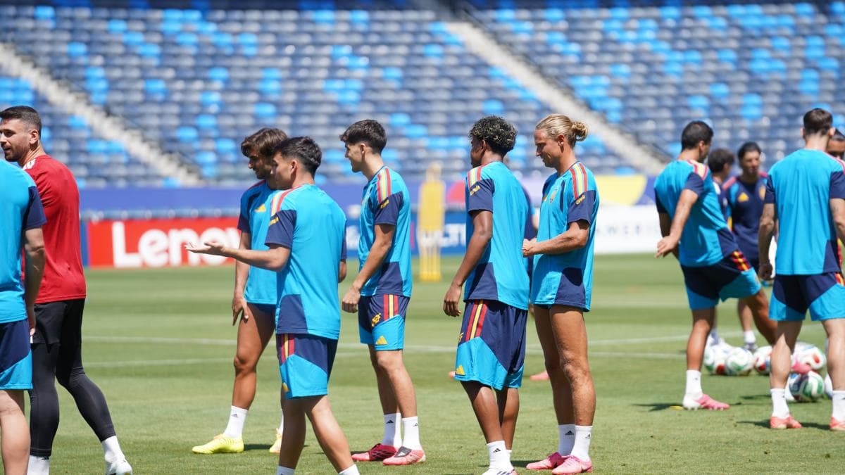 España cierra la preparación con bromas en Los Ángeles antes de su cruce ante Bélgica