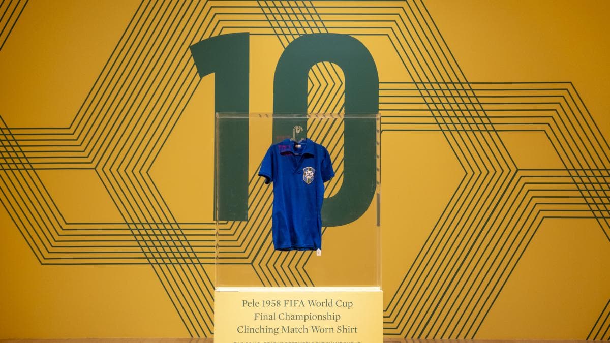 Sotheby's subasta la camiseta de Pelé en la final del Mundial de Suecia 1958 por casi 5 millones de dólares en Nueva York