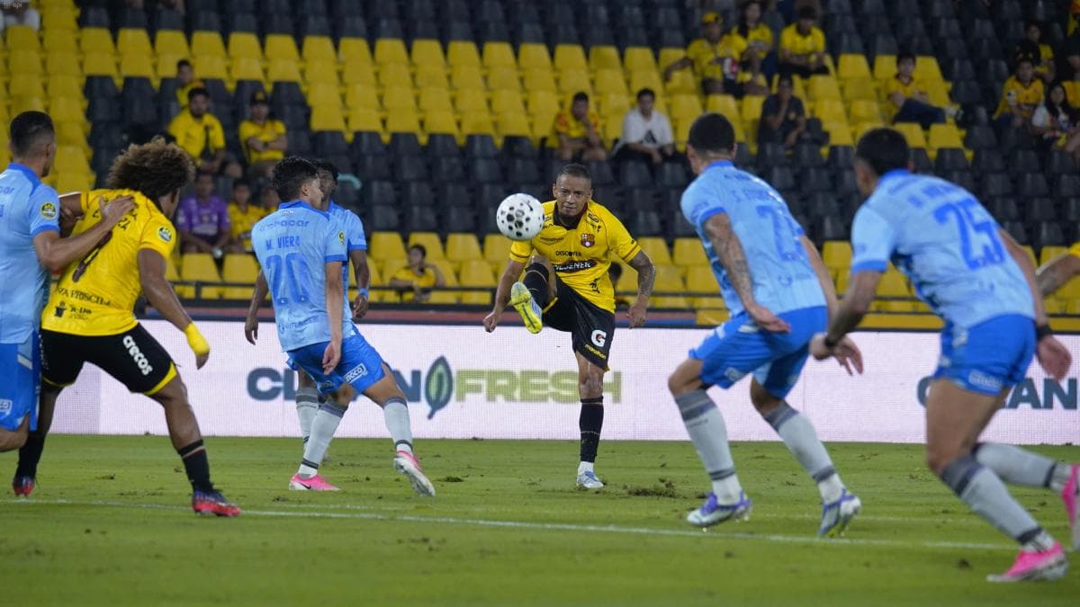 Hinchas de Barcelona SC protagonizaron incidentes e intentaron invadir el campo en la derrota ante Macará