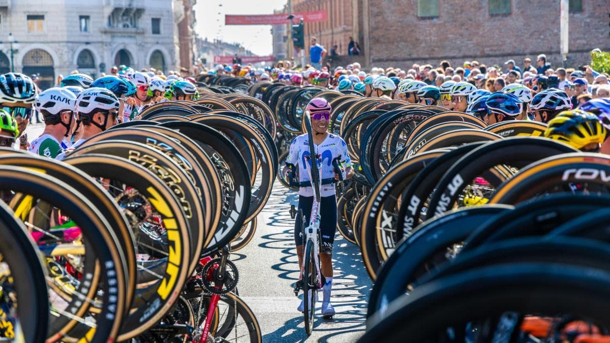 El pelotón del Giro a Emilia rinde homenaje a Nairo Quintana en su despedida