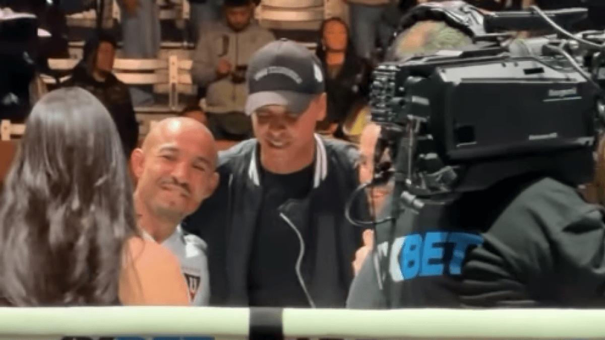 José Aldo luce la camiseta de Liga de Quito con el dorsal 16 de Deyverson tras el evento de Hype Ecuador